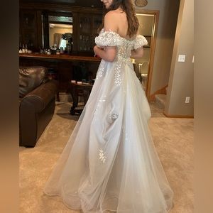 Wedding Dress A-line Sleeves, ball gown. Lightweight Good for dancing!